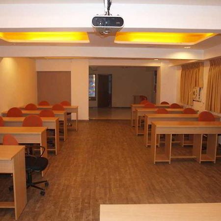 אחמדאבאד Hotel Maan Residency מראה חיצוני תמונה