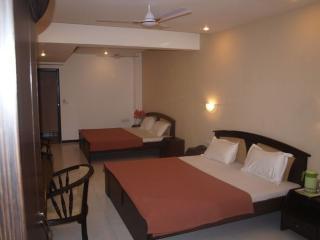 אחמדאבאד Hotel Maan Residency מראה חיצוני תמונה