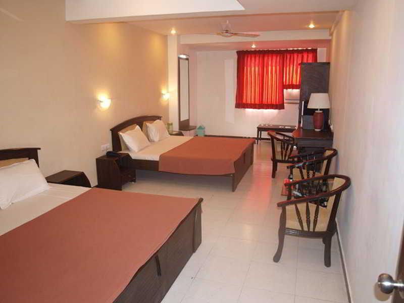 אחמדאבאד Hotel Maan Residency מראה חיצוני תמונה