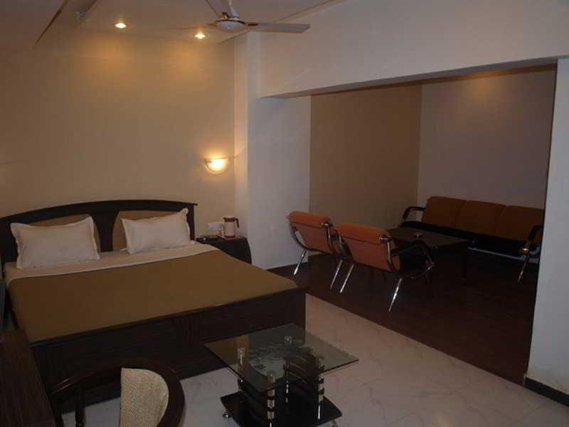 אחמדאבאד Hotel Maan Residency מראה חיצוני תמונה