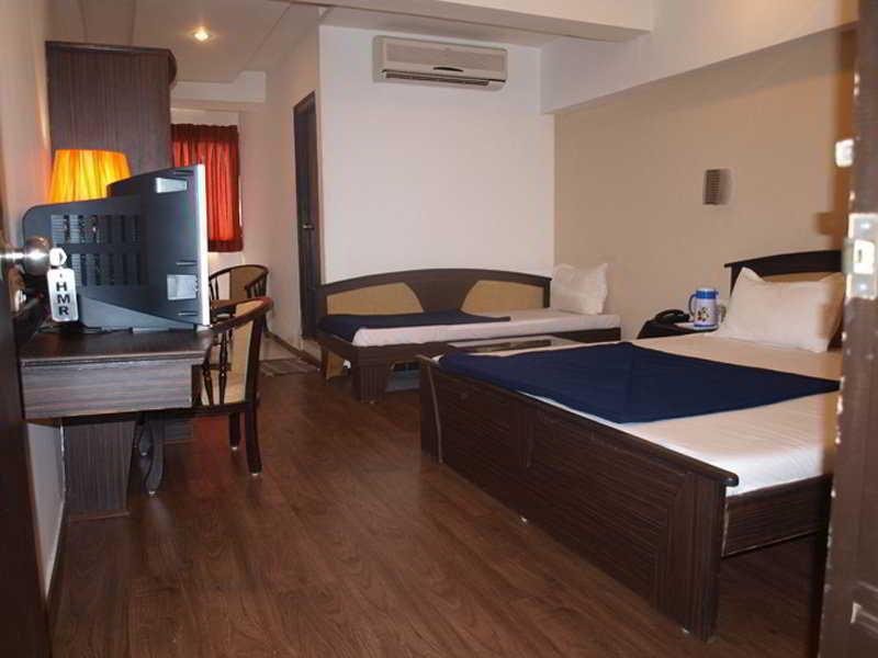 אחמדאבאד Hotel Maan Residency מראה חיצוני תמונה